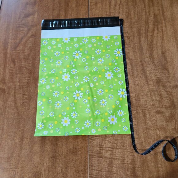 Lime Green Daisy Flower Polymailers 25ct. - Picture 3 of 6